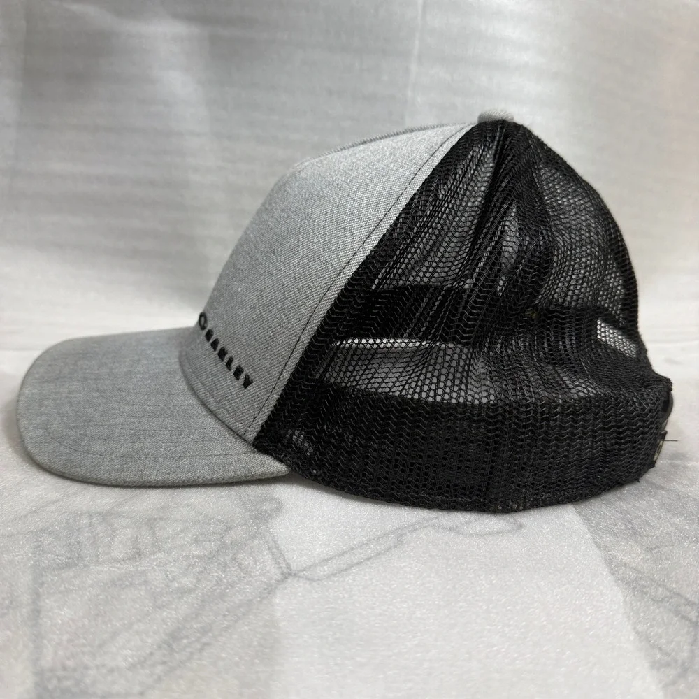 Oakley‎ Classic Mid Trucker Hat OSFA Gray Black Mesh Snapback Adjustable Logo